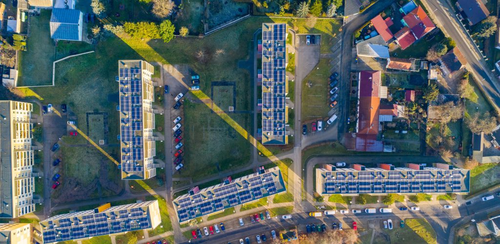 Kaupunkinäkymä, aurinkopaneeleja katoilla